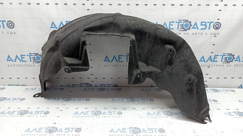 The rear right fender liner of Toyota Venza 21-24 is dented, the fastening is torn