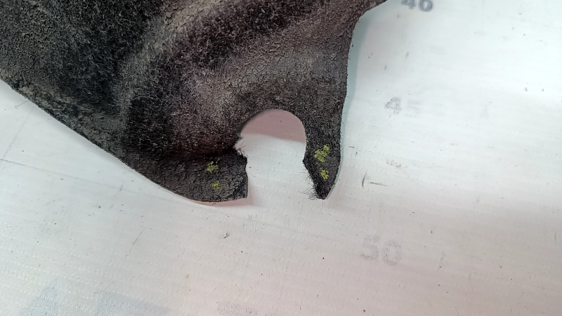 The rear right fender liner of Toyota Venza 21-24 is dented, the fastening is torn