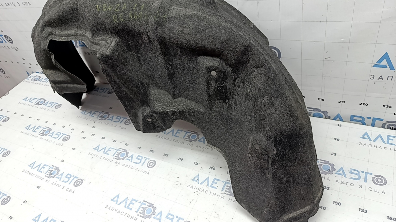 The rear right fender liner of Toyota Venza 21-24 is dented, the fastening is torn