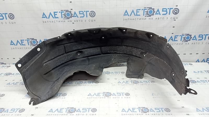 The rear right fender liner of Toyota Venza 21-24 is dented, the fastening is torn