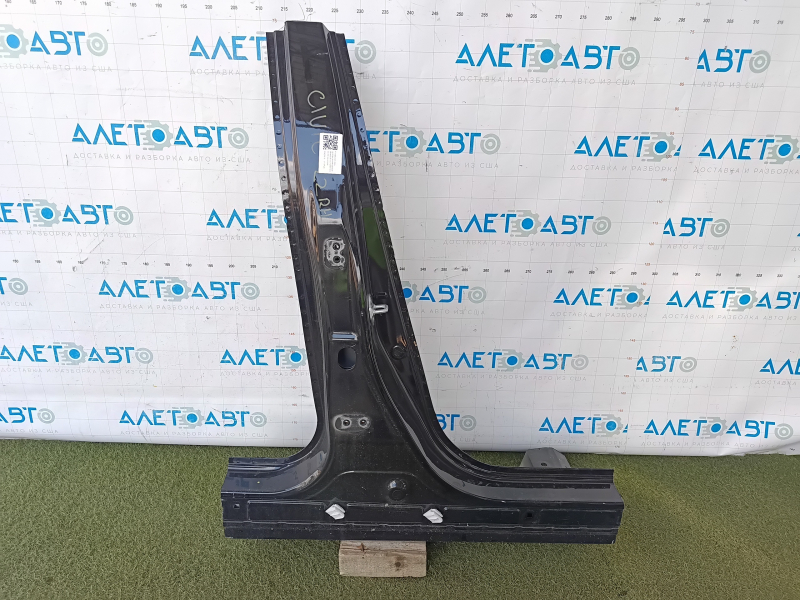 The right center pillar of the Honda Civic XI FE/FL 22-24 has been cut off.
