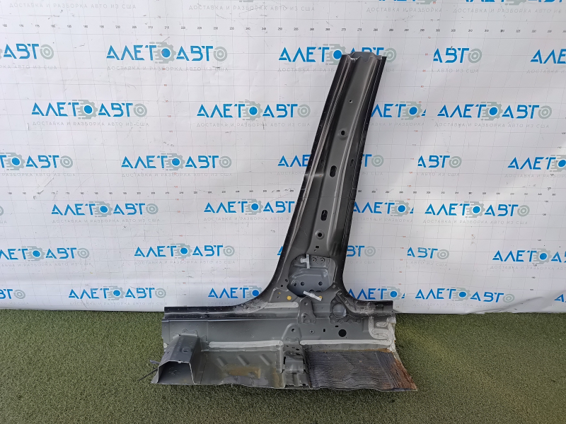 The right center pillar of the Honda Civic XI FE/FL 22-24 has been cut off.