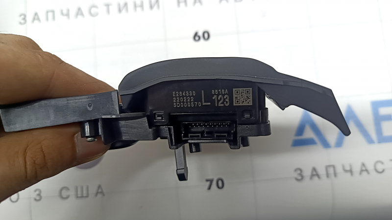 Mitsubishi Outlander 22-26 steering wheel control buttons for radar and 360-degree cameras, broken mount