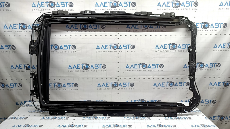 The hatch mechanism of the Volvo XC90 16-26 frame is cracked, fragments are missing
