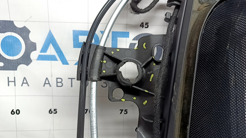 The hatch mechanism of the Volvo XC90 16-26 frame is cracked, fragments are missing