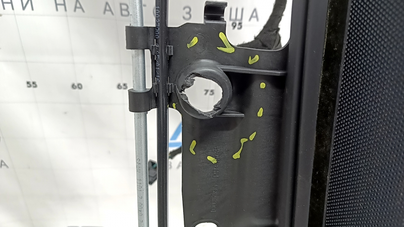The hatch mechanism of the Volvo XC90 16-26 frame is cracked, fragments are missing
