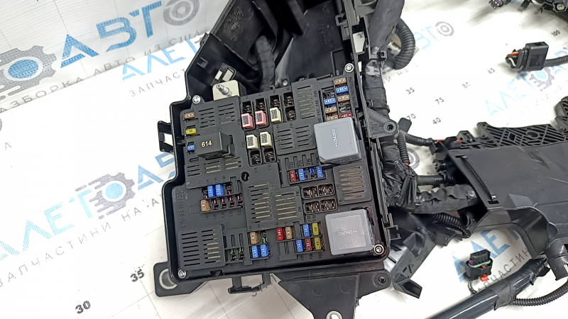 Volvo XC60 22-26 underhood wiring with fuse box and distributor