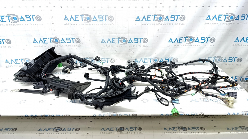 Volvo XC60 22-26 underhood wiring with fuse box and distributor