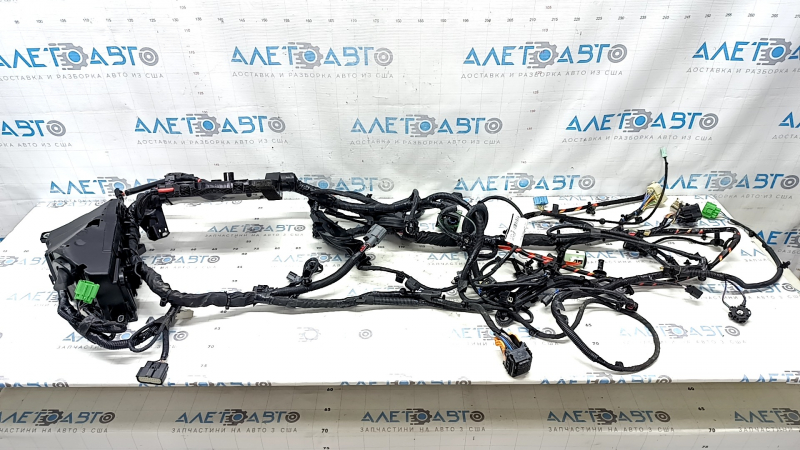 Volvo XC60 22-26 underhood wiring with fuse box and distributor