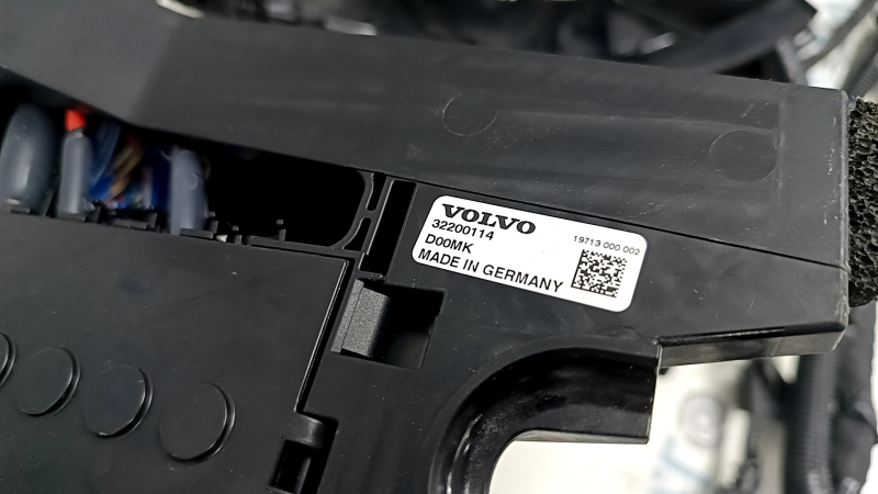 Volvo XC60 22-26 underhood wiring with fuse box and distributor