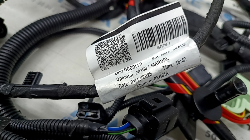 Volvo XC60 22-26 underhood wiring with fuse box and distributor