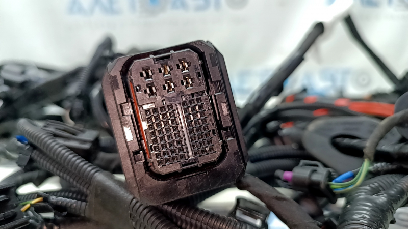 Volvo XC60 22-26 underhood wiring with fuse box and distributor