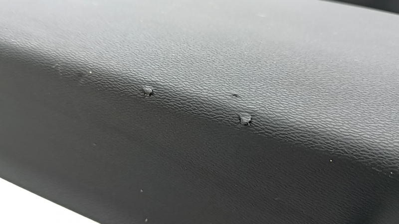 Black front left door panel for Volvo XC60 18-26, armrest and insert in brown Nappa leather, with Harman Kardon trim, tears, scratches, needs cleaning