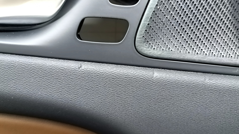 Black front left door panel for Volvo XC60 18-26, armrest and insert in brown Nappa leather, with Harman Kardon trim, tears, scratches, needs cleaning