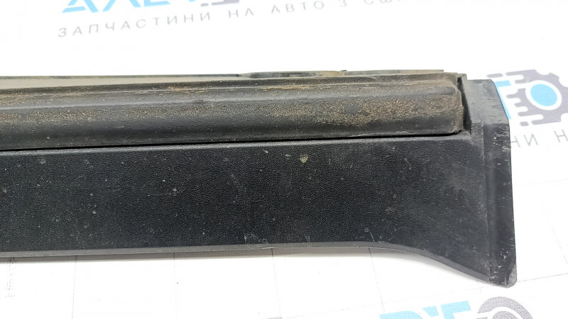 Left threshold for Kia Sportage 23-26, structure with seal and mudguard, worn seal, scratches, cracked mount
