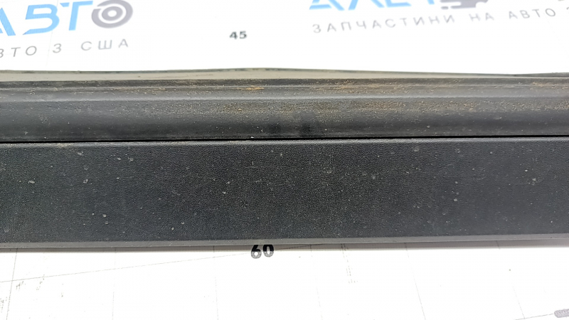 Left threshold for Kia Sportage 23-26, structure with seal and mudguard, worn seal, scratches, cracked mount