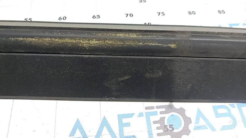 Left threshold for Kia Sportage 23-26, structure with seal and mudguard, worn seal, scratches, cracked mount