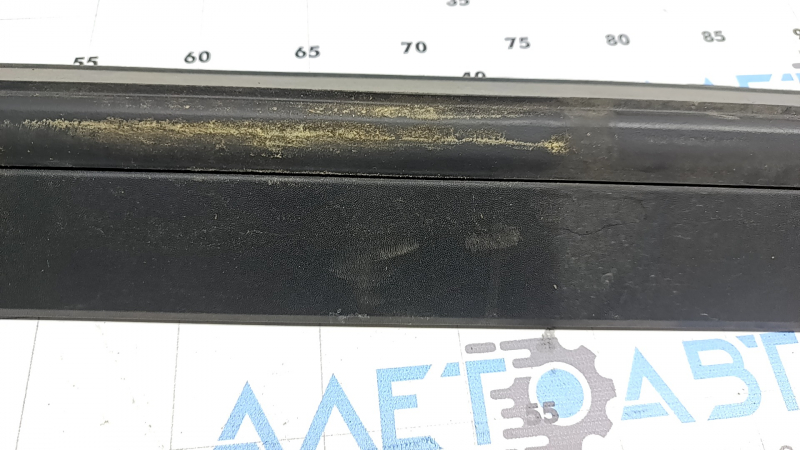 Left threshold for Kia Sportage 23-26, structure with seal and mudguard, worn seal, scratches, cracked mount