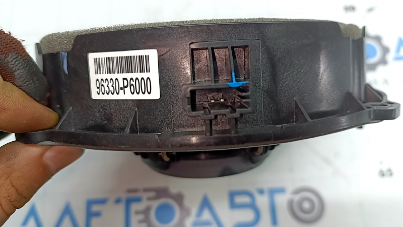 The rear right door speaker of the Hyundai Santa Fe 24-26 is dented.
