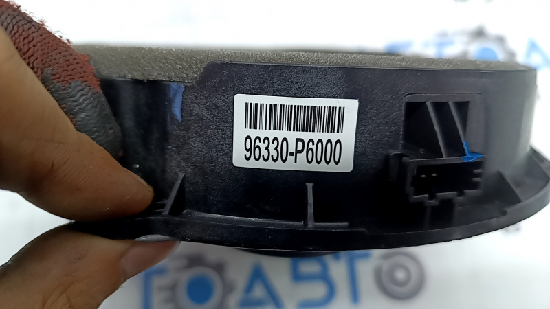The rear right door speaker of the Hyundai Santa Fe 24-26 is dented.