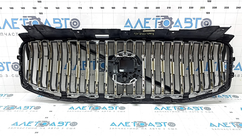 Volvo XC60 22-23 chrome radiator grille with badge, under the camera, bumps, broken mount, crack in the emblem