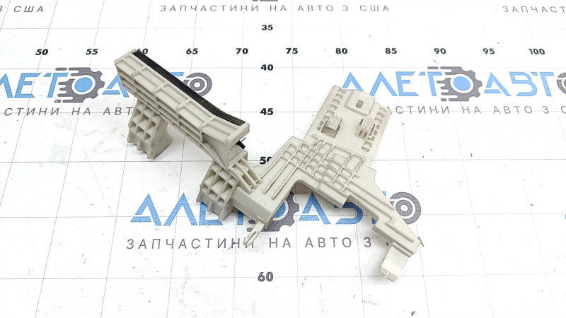 Front left door glass guide for Hyundai Santa Fe 24-26 (2 parts)