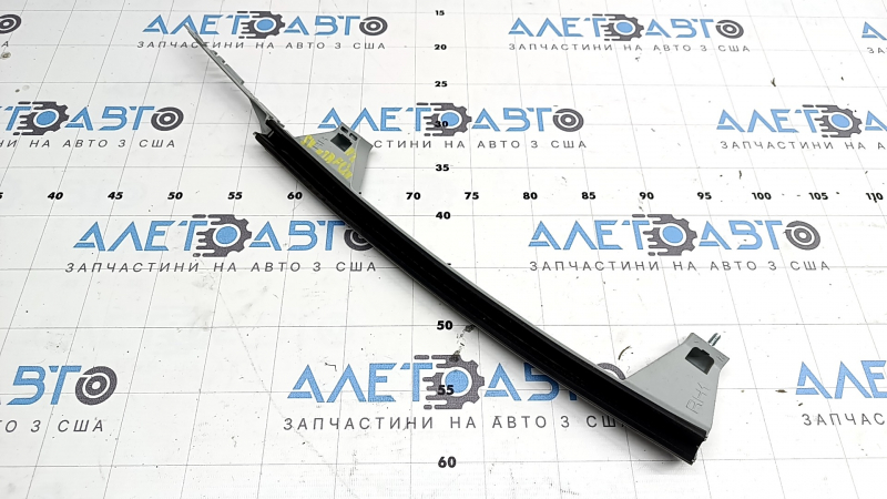 Rear right door glass guide for Hyundai Santa Fe 24-26