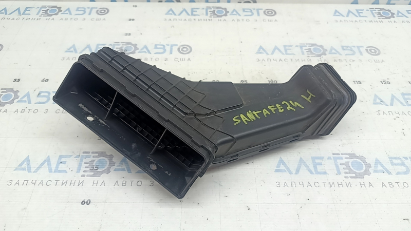 Air duct from the air intake of the Hyundai Santa Fe 24-26 HEV