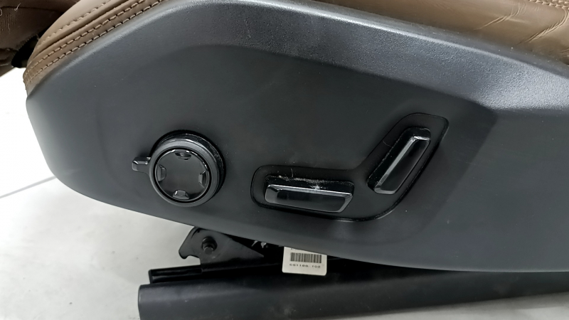 Volvo XC60 22-26 driver's seat with airbag, electric, heated, ventilated, brown Nappa leather with perforation and knee support, wrinkled