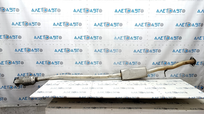 The exhaust pipe, the middle part with the catalytic converter of the Kia Sportage 23-25 2.5, is dented.