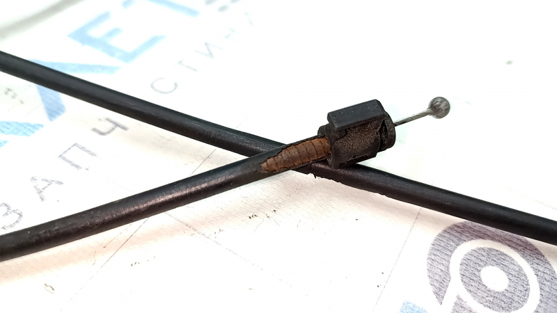 The insulation on the front hood release cable of a Volvo XC90 16-26 has dried out.