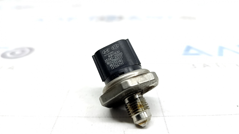 Kia Sportage 23-26 2.5 fuel pressure sensor on the fuel rail