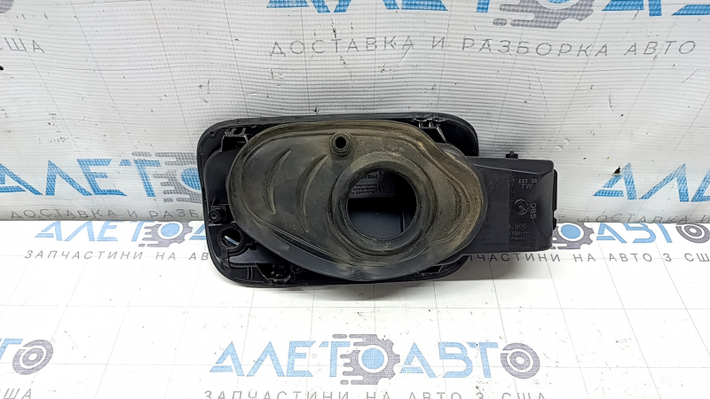 The fuel filler flap housing of the Audi A5 F5 18-25 5D has a torn seal.