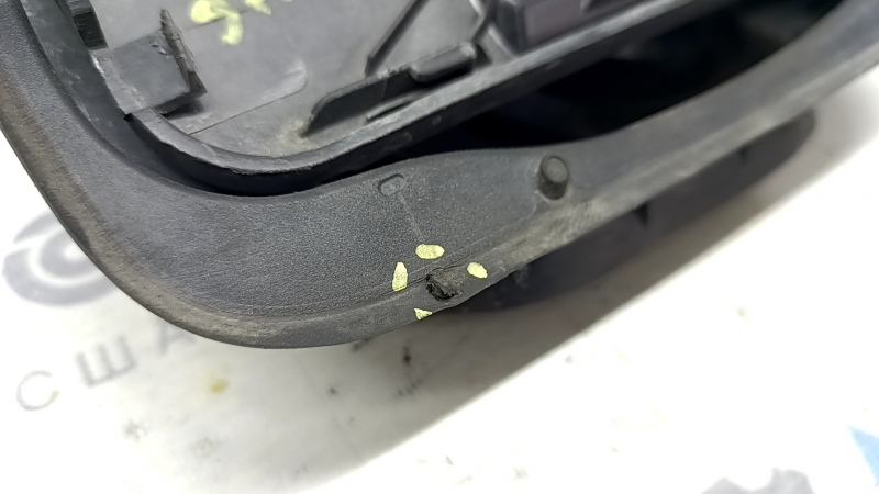 The fuel filler flap housing of the Audi A5 F5 18-25 5D has a torn seal.