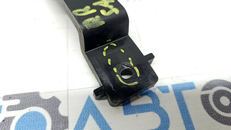 Right upper rear bumper reinforcement bracket for Hyundai Santa Fe 24-26, crack in mount