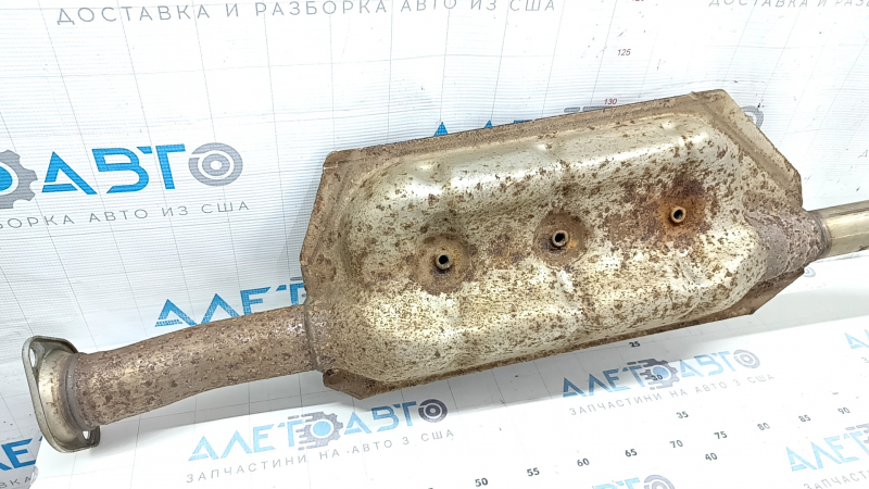 The middle section of the exhaust pipe of a Subaru Forester 25-26 is rusty.