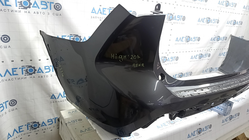 Bare rear bumper for Toyota Highlander 20-26 without parking sensors, graphite, scratches, dents, tears, cracked mounts, broken mount