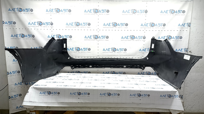 Bare rear bumper for Toyota Highlander 20-26 without parking sensors, graphite, scratches, dents, tears, cracked mounts, broken mount