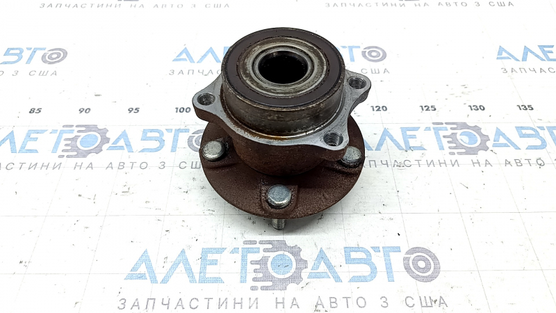 The rear right hub of a Subaru Forester 25-26 is rusty.