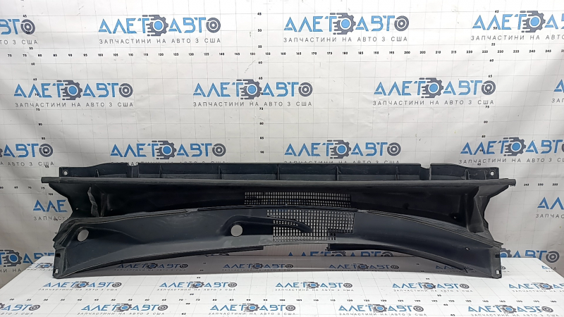 The plastic windshield wiper grille of a Toyota Highlander 20-26 is faded.