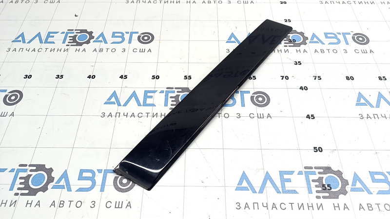 Toyota Highlander 20-26 rear right side door trim, scratches