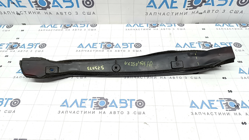 The right door-wing seal of the Lexus UX 19-26 is dented.