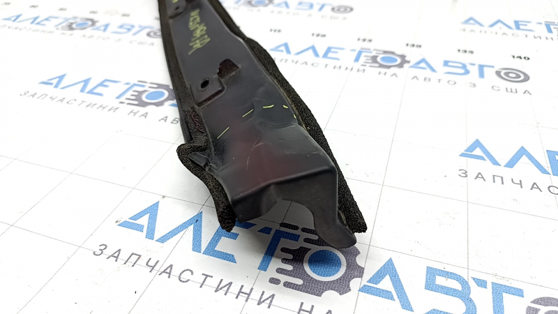 The right door-wing seal of the Lexus UX 19-26 is dented.