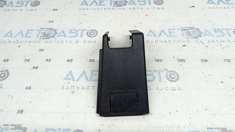 Right seat runner trim, 2nd row, front right, Toyota Highlander 20-26, black, scratches