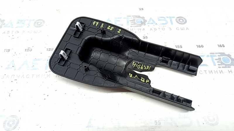 Toyota Highlander 20-26 2nd row left inner seat rail trim scratches