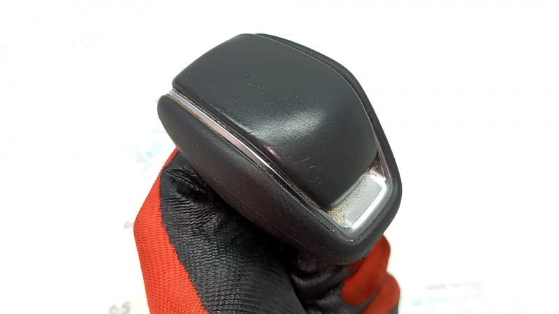 Toyota Highlander 20-26 black leather gear knob, scratches, worn