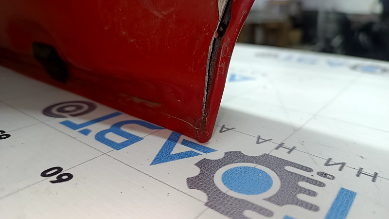 The front right door of a Lexus UX200 UX250h, 19-20, red 3T2, painted 0.25, dented, the sealant has cracked.