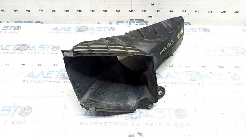 Toyota Highlander 20-26 2.5 hybrid, 3.5 automatic transmission radiator deflector, broken, missing fragment, dented