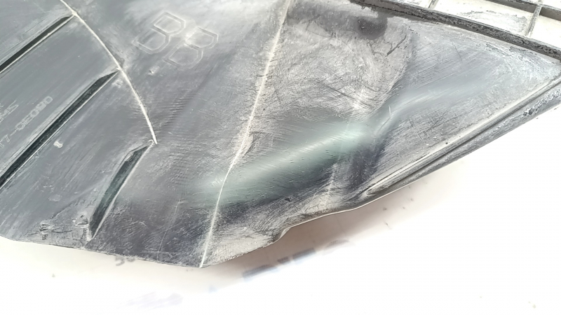 Toyota Highlander 20-26 2.5 hybrid, 3.5 automatic transmission radiator deflector, broken, missing fragment, dented