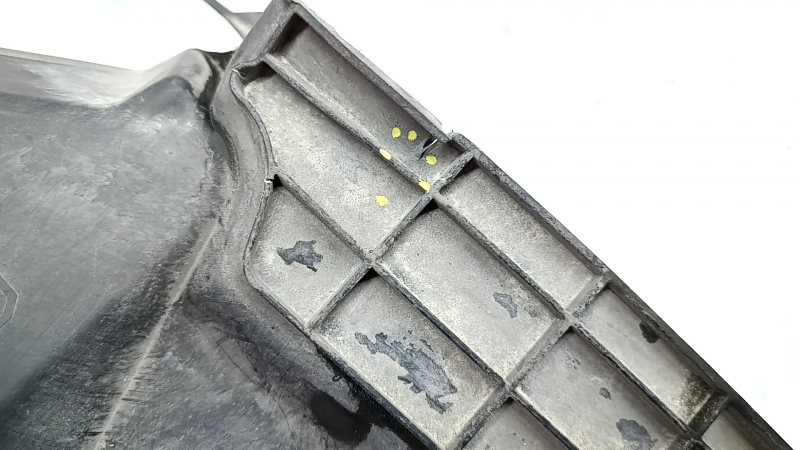 Toyota Highlander 20-26 2.5 hybrid, 3.5 automatic transmission radiator deflector, broken, missing fragment, dented